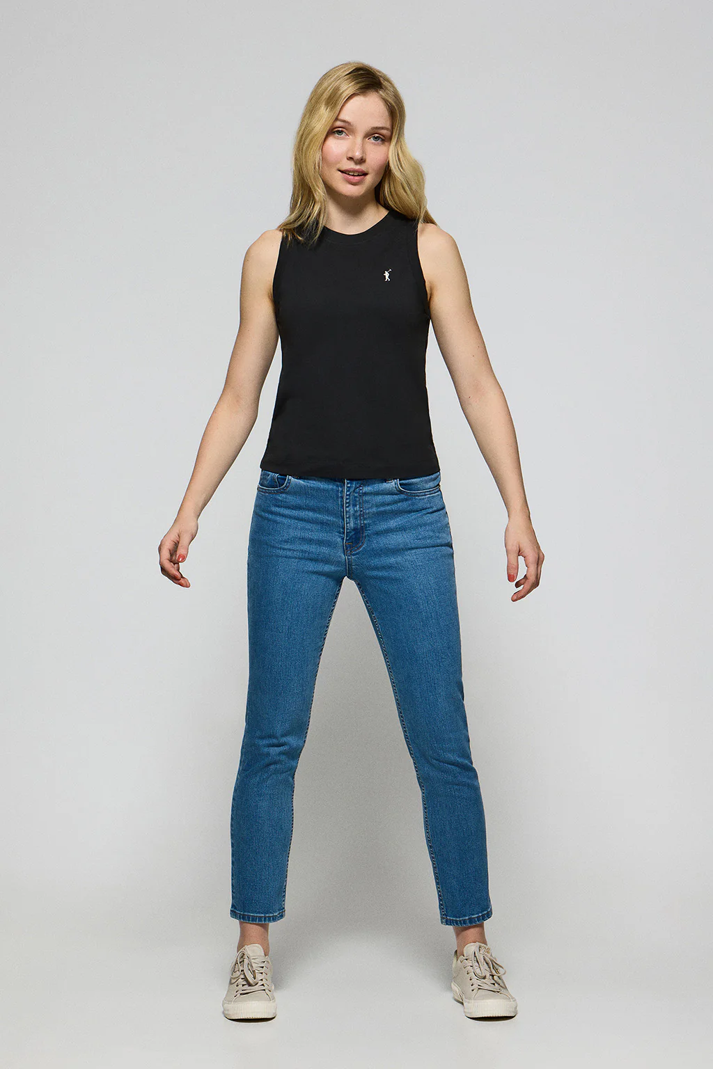 Black sleeveless basic tee with round neck and Rigby Go embroidered logo - Image 4