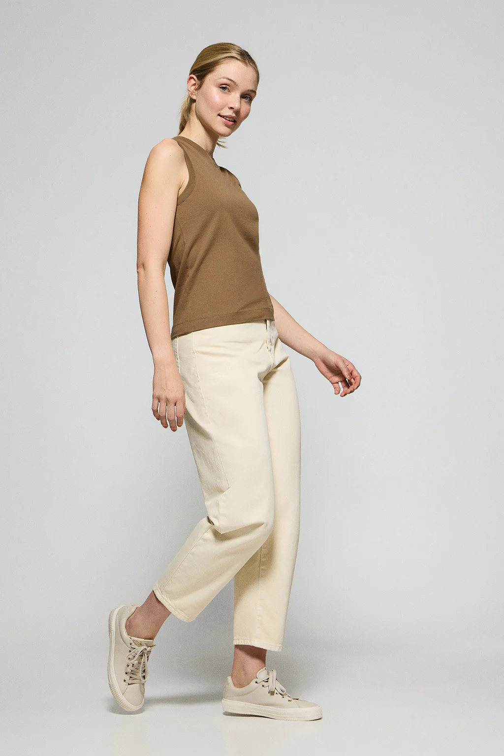 Brown sleeveless basic tee with round neck and Rigby Go embroidered logo - Image 4