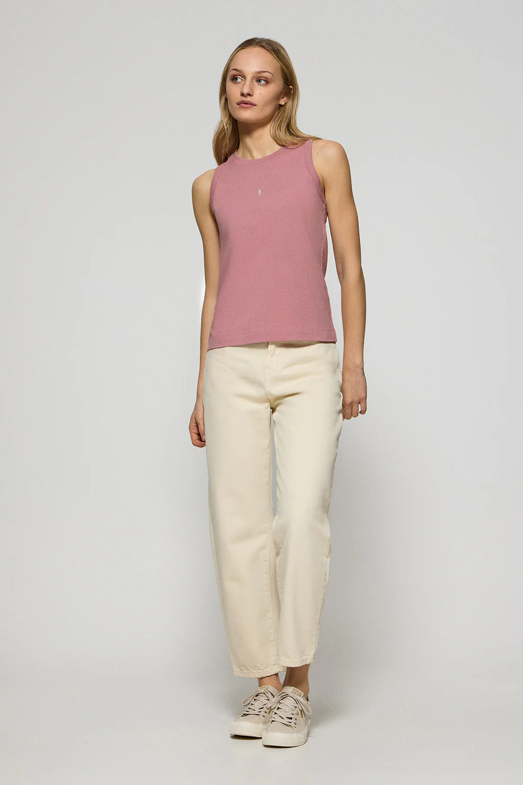 Dusty-pink sleeveless basic tee with round neck and Rigby Go embroidered logo - Image 4