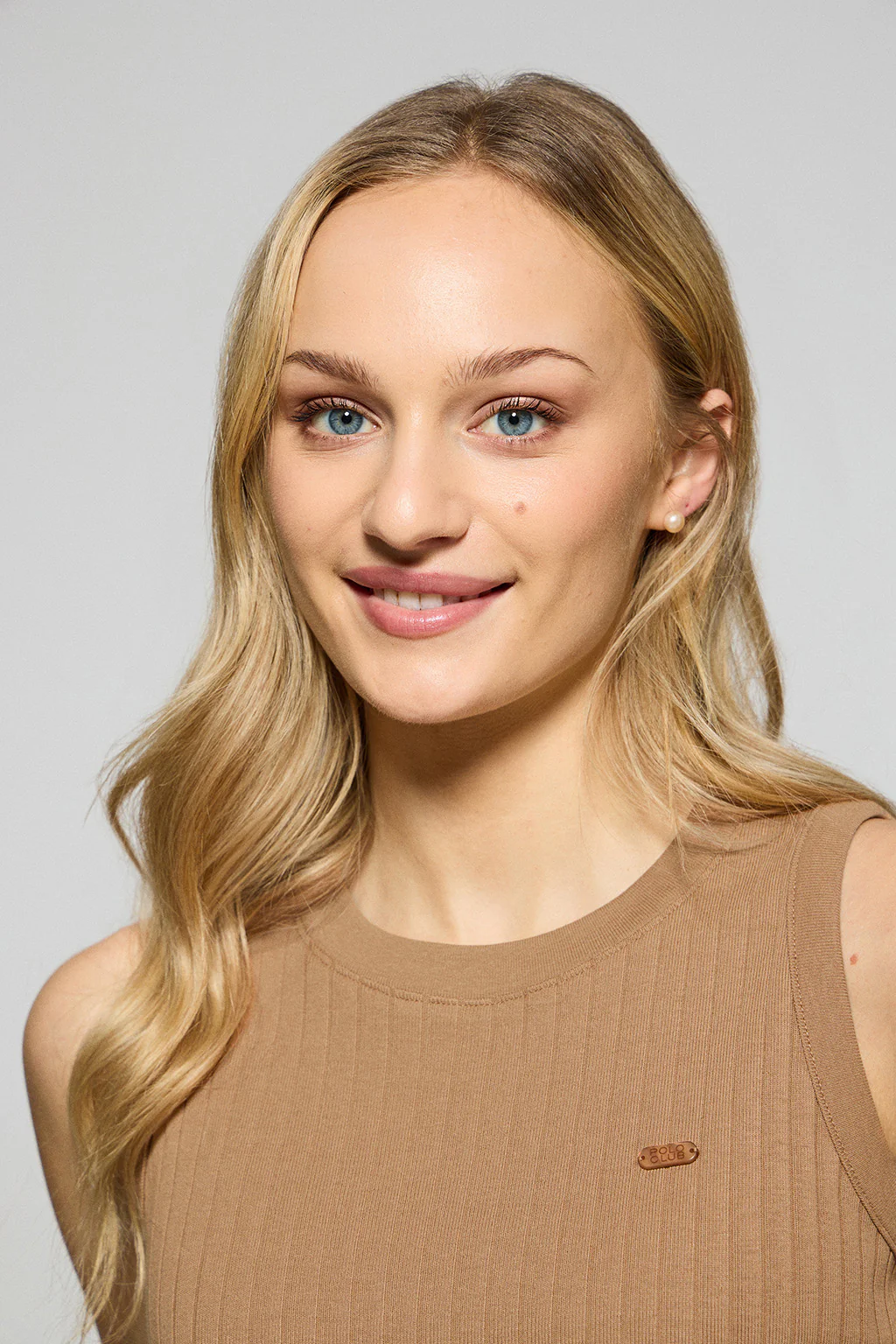Camel ribbed tank top Tamika with Polo Club pearly button - Image 3