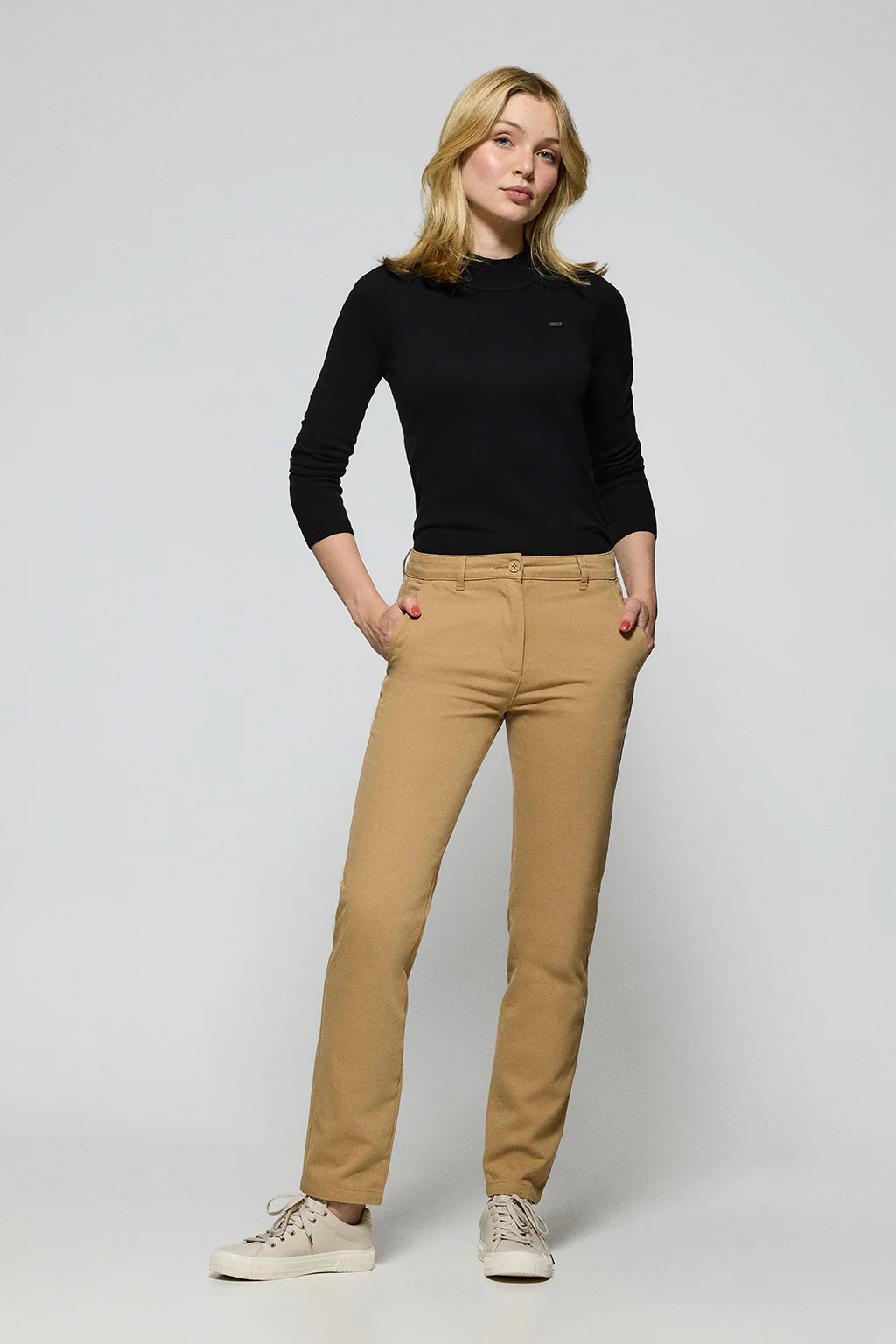 Sandy chinos May with minimal Polo Club pocket embroidery