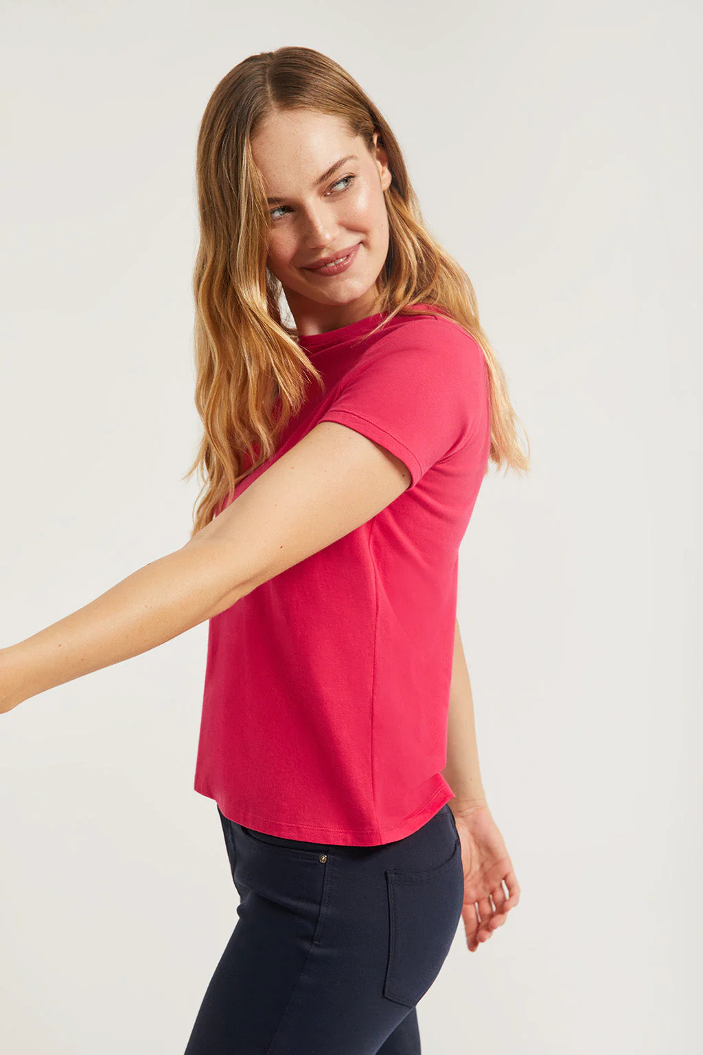 Fuchsia short-sleeve basic tee with Rigby Go logo - Image 4