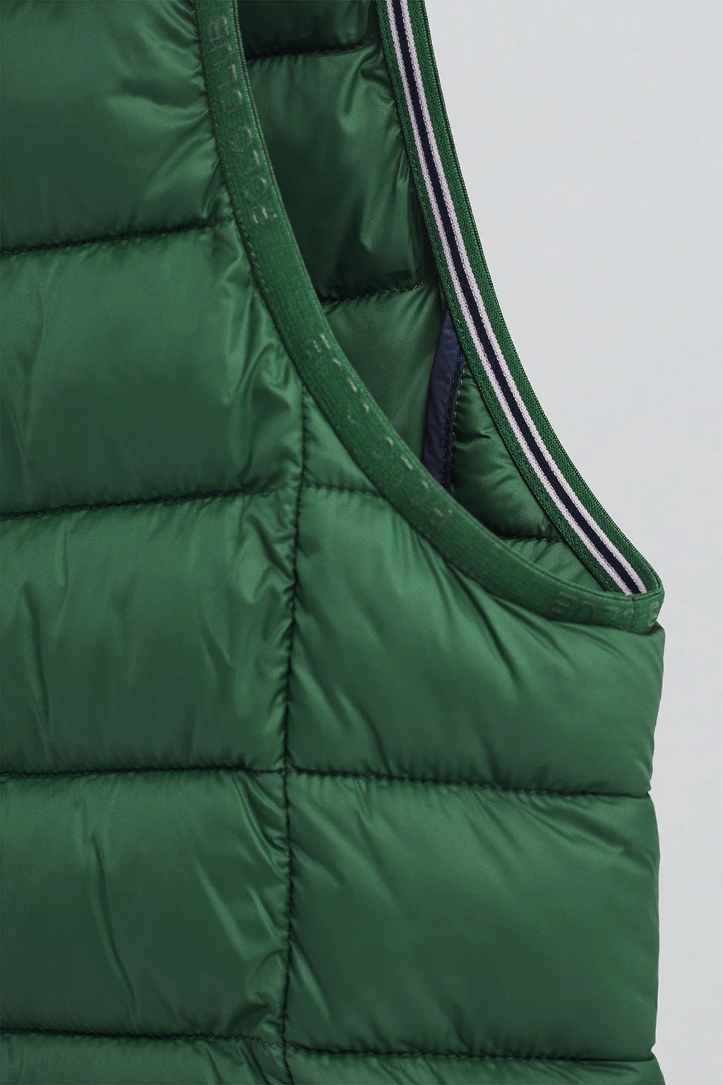 Bottle-green ultralight vest with Rigby Go logo - Image 7