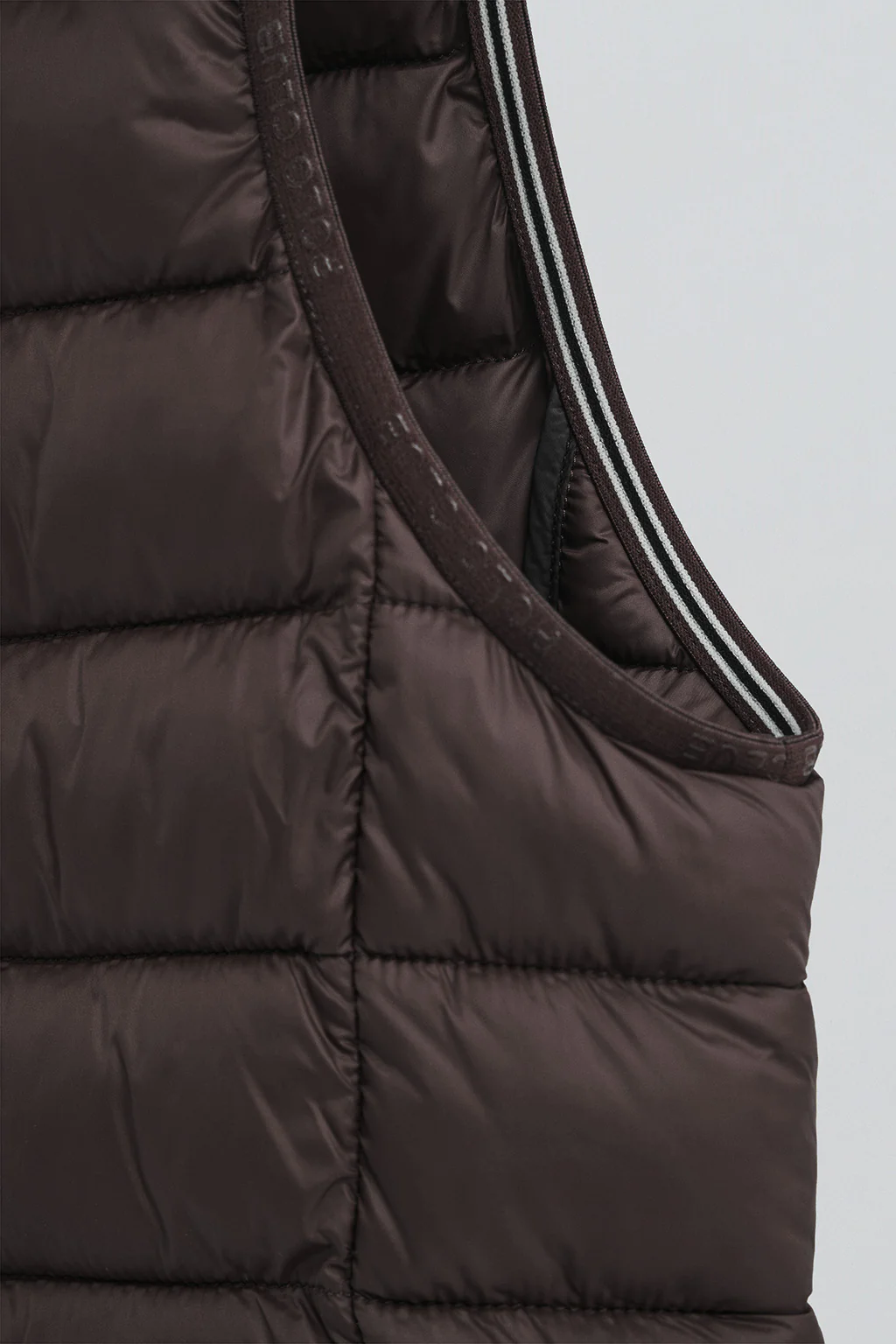 Dark-chocolate ultralight vest with Rigby Go logo - Image 7