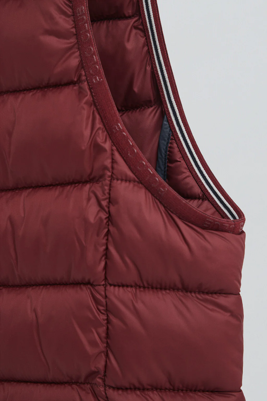 Maroon ultralight vest with Rigby Go logo - Image 7