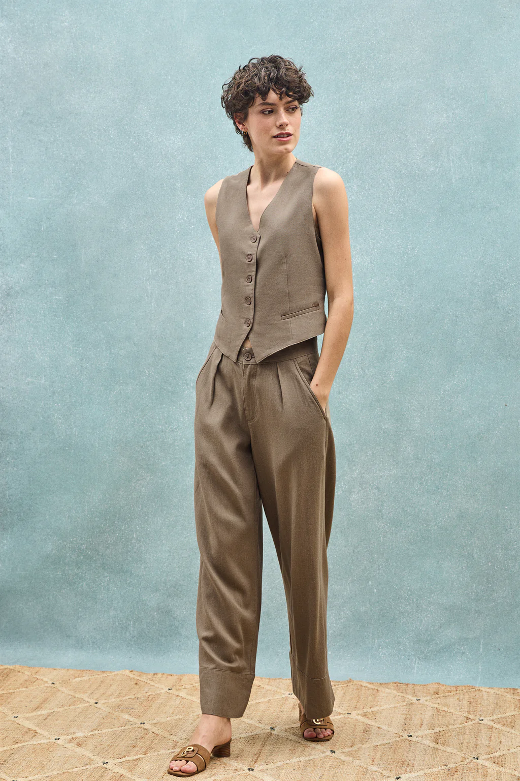 Taupe vest Deia in cotton and linen with Polo Club details - Image 12