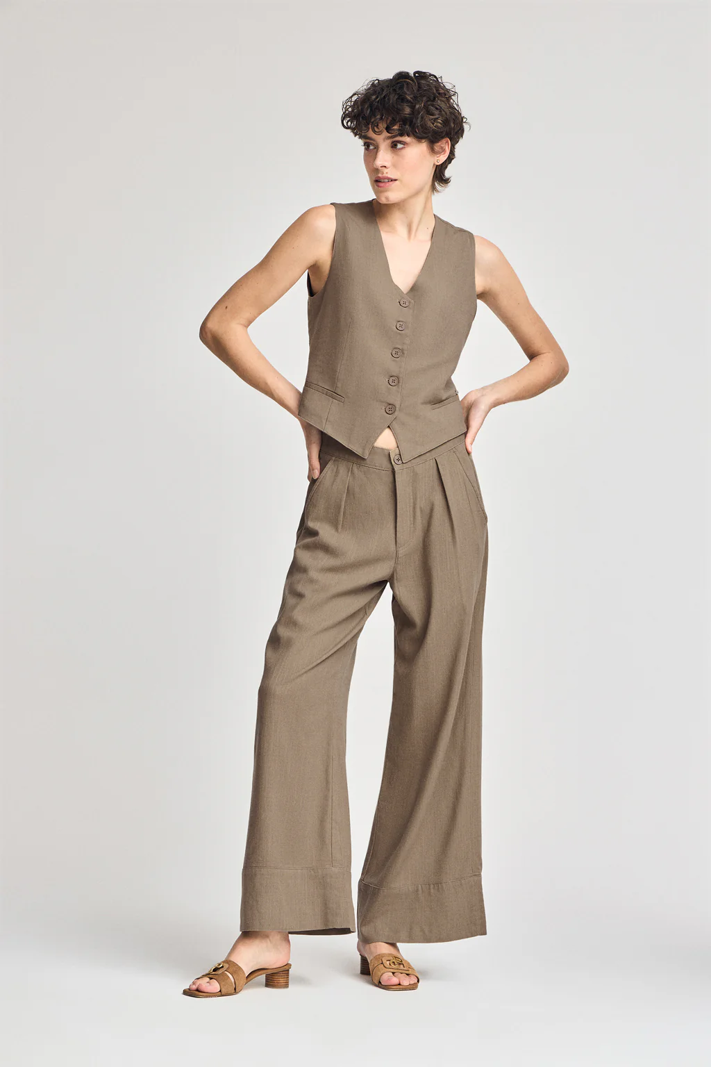 Taupe vest Deia in cotton and linen with Polo Club details - Image 4