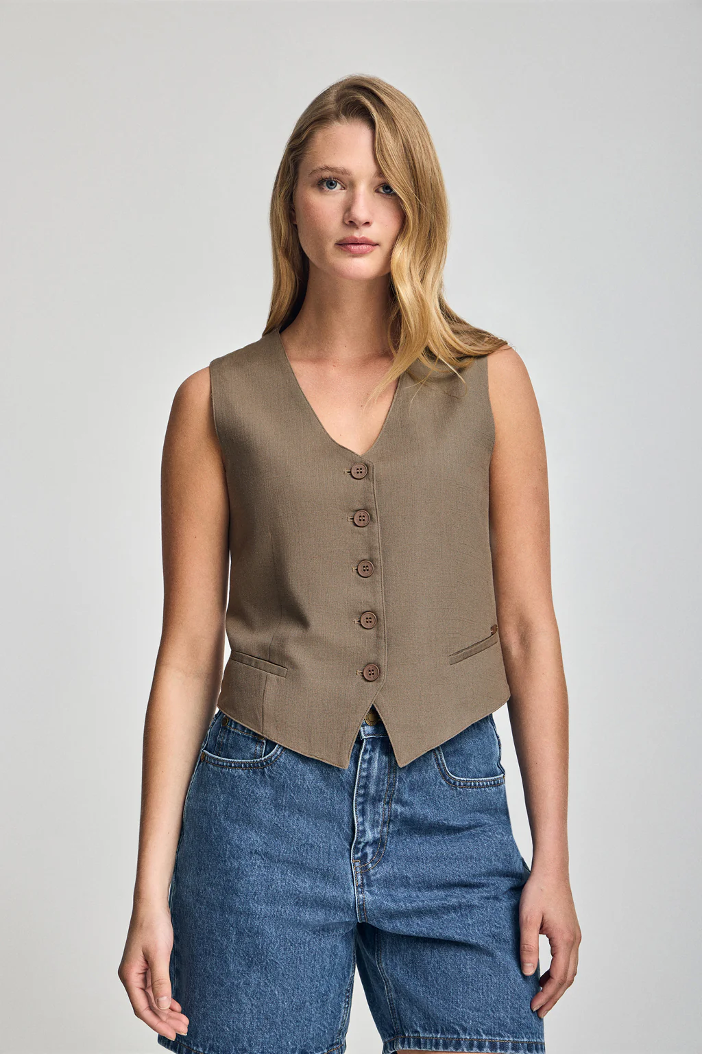 Taupe vest Deia in cotton and linen with Polo Club details - Image 5