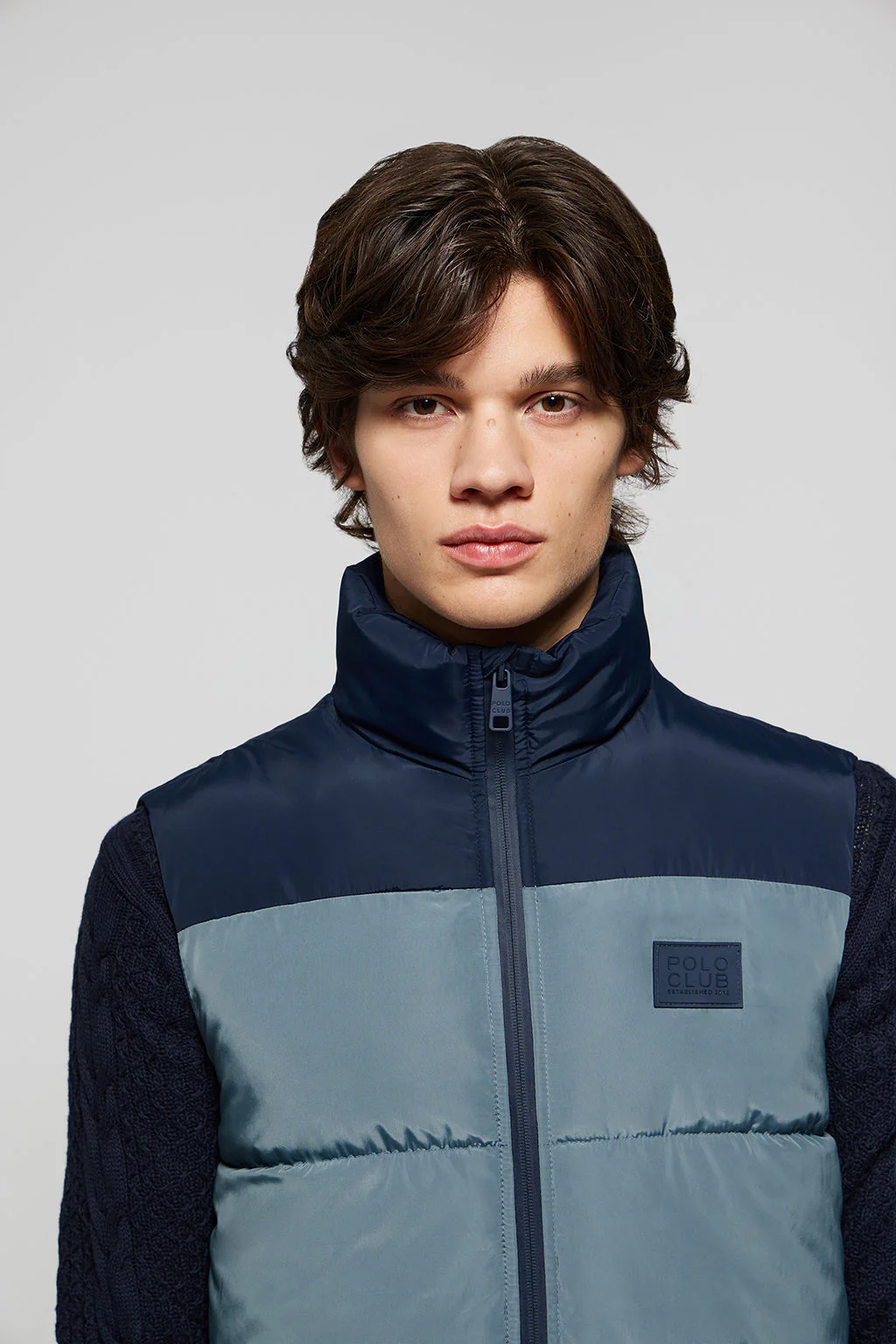 Denim-blue puffer vest with high collar and logo patch - Image 3