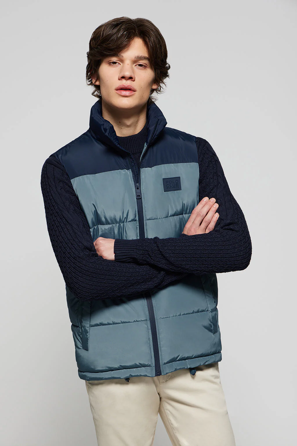 Denim-blue puffer vest with high collar and logo patch - Image 4