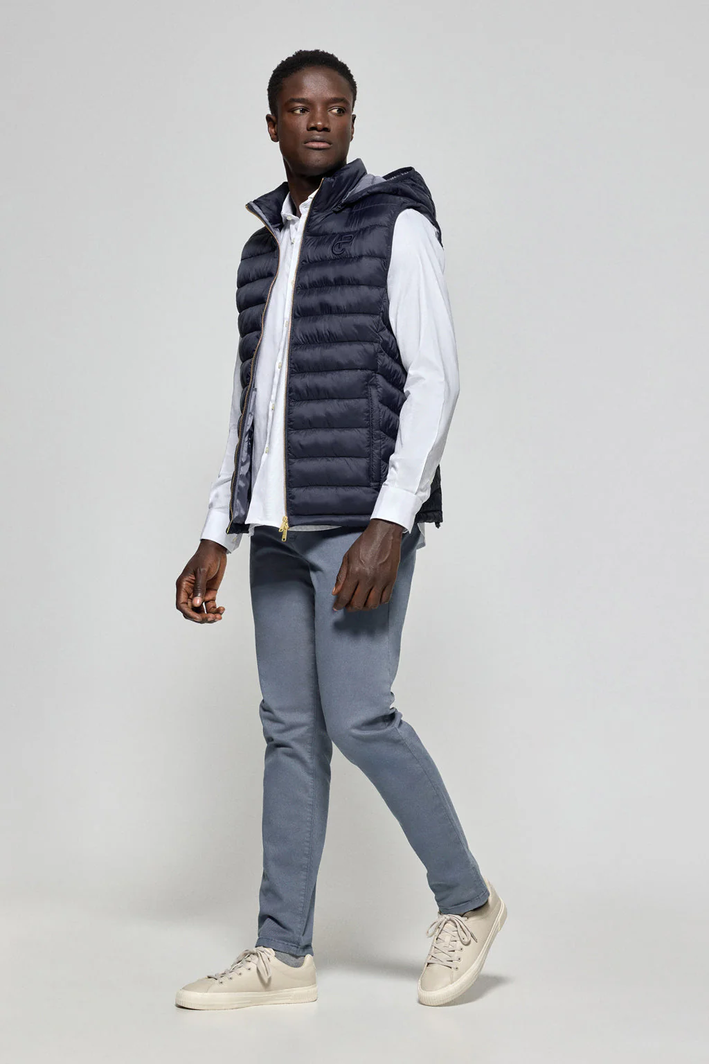 Navy-blue ultralight vest Pau with detachable hood and PC embroidery - Image 3